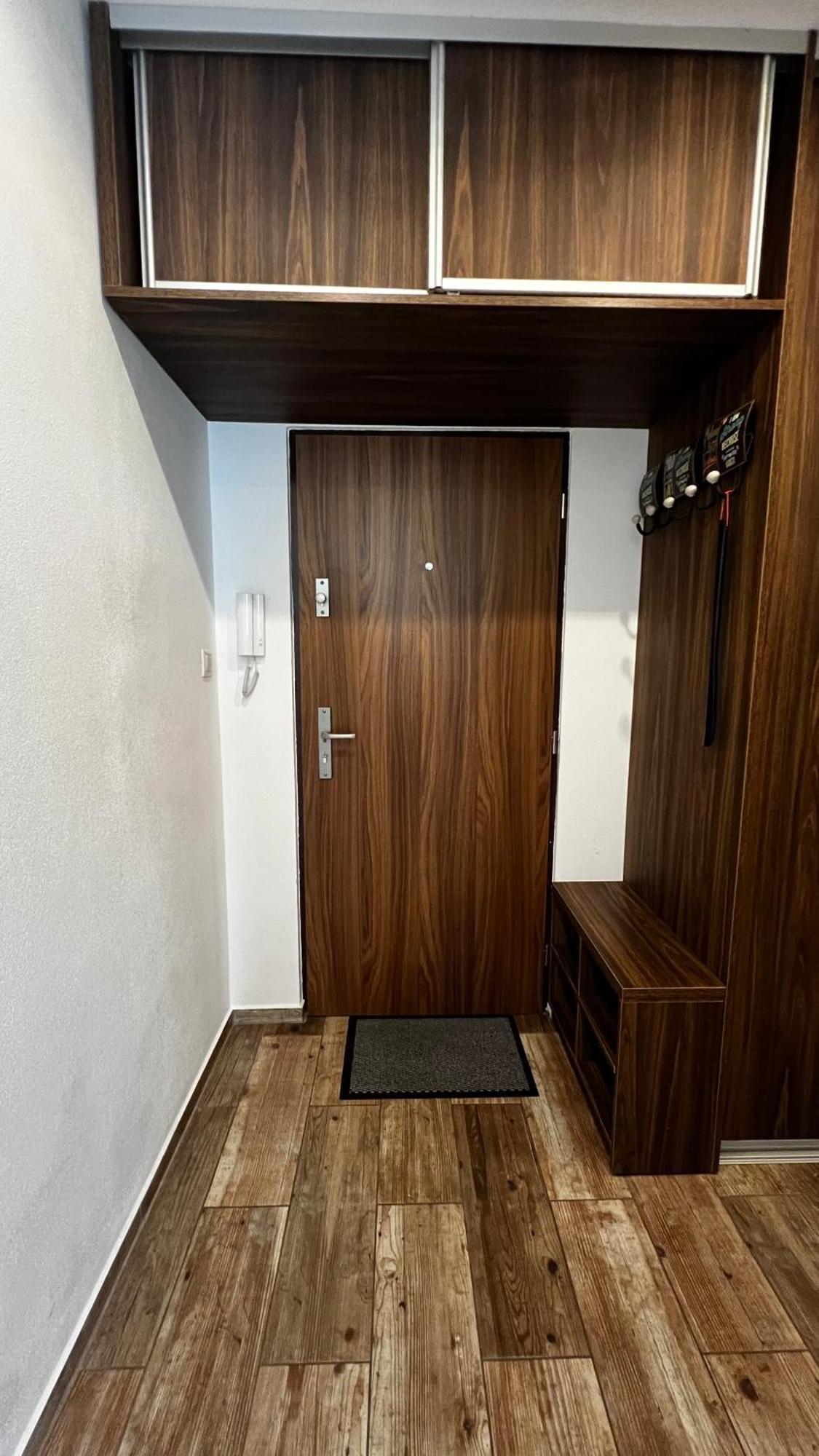 Industrial Apartment I 24Hr Self Check-In I Free Parking & Coffee Banská Bystrica Dış mekan fotoğraf